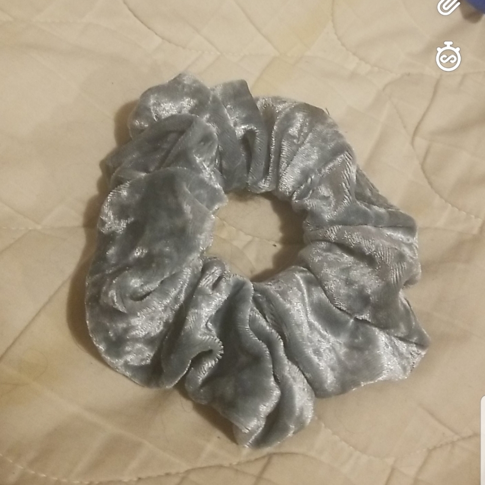 Silver matalick skrunchi